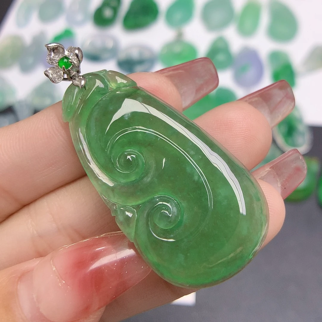 翡翠颈饰18K金镶嵌如意