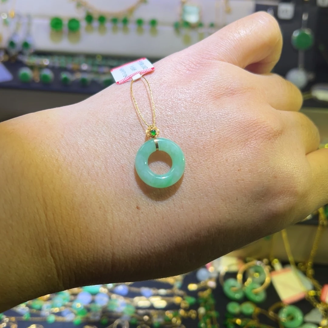 颈饰18K金镶嵌翡翠吊坠