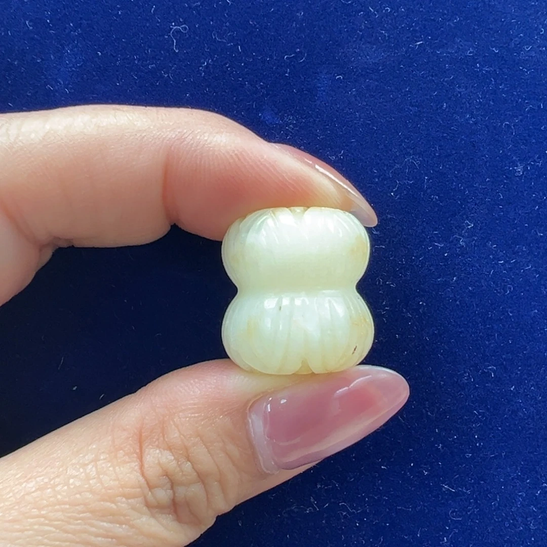 乐***施石英质玉未镶嵌颈饰