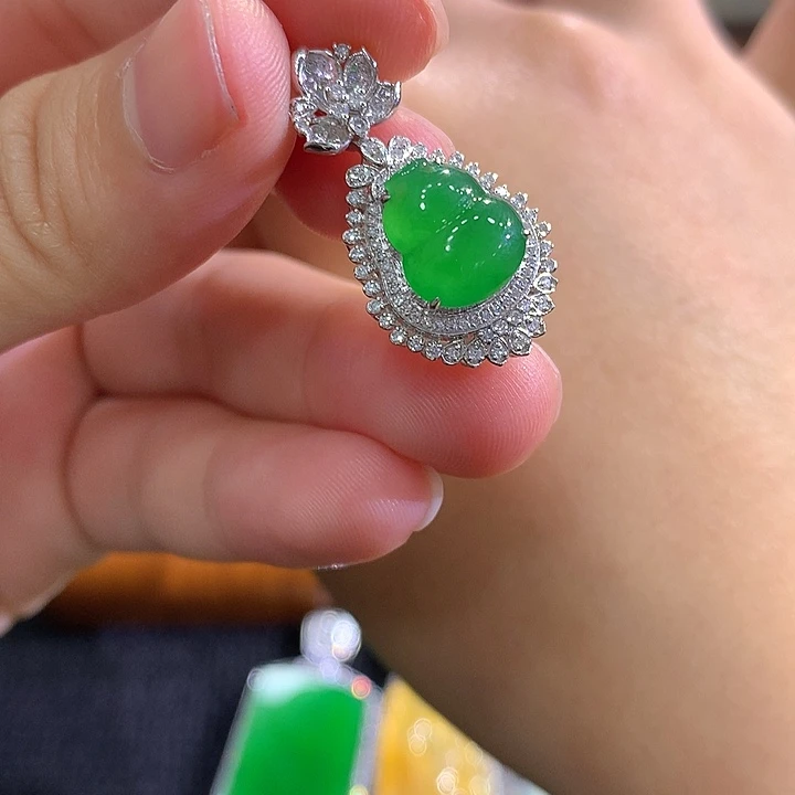 翡翠18K金镶嵌颈饰葫芦