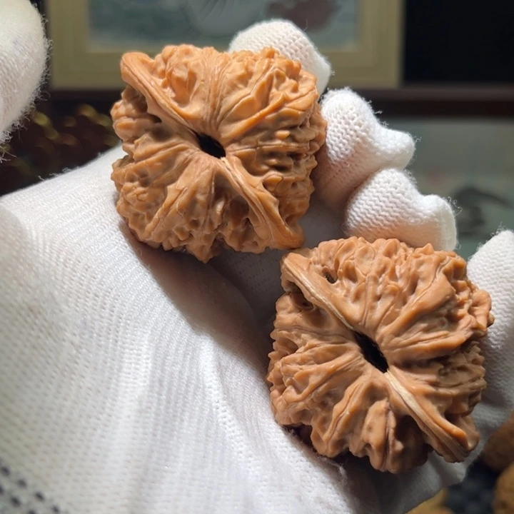 笑***往文玩核桃吊坠龙洞裕