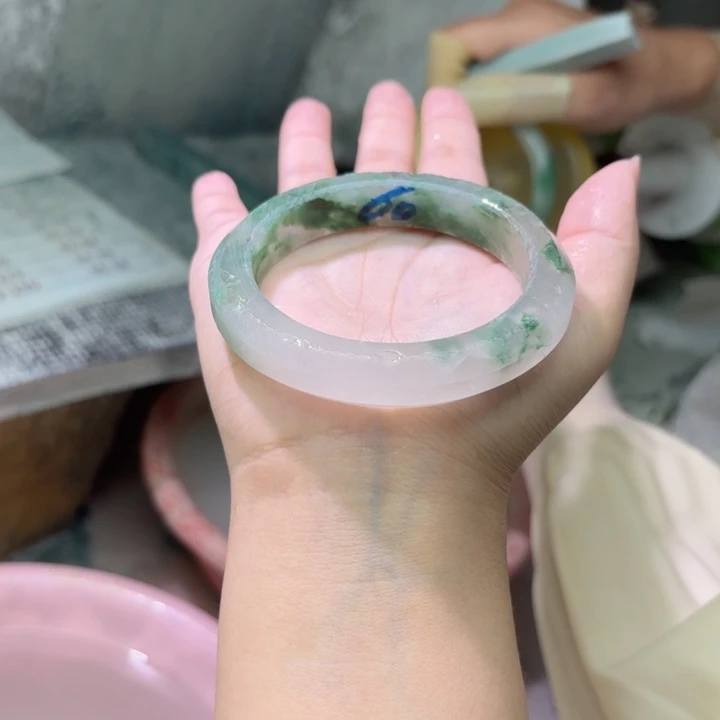 晨***影未镶嵌手镯石英质玉（非洲翠）定制