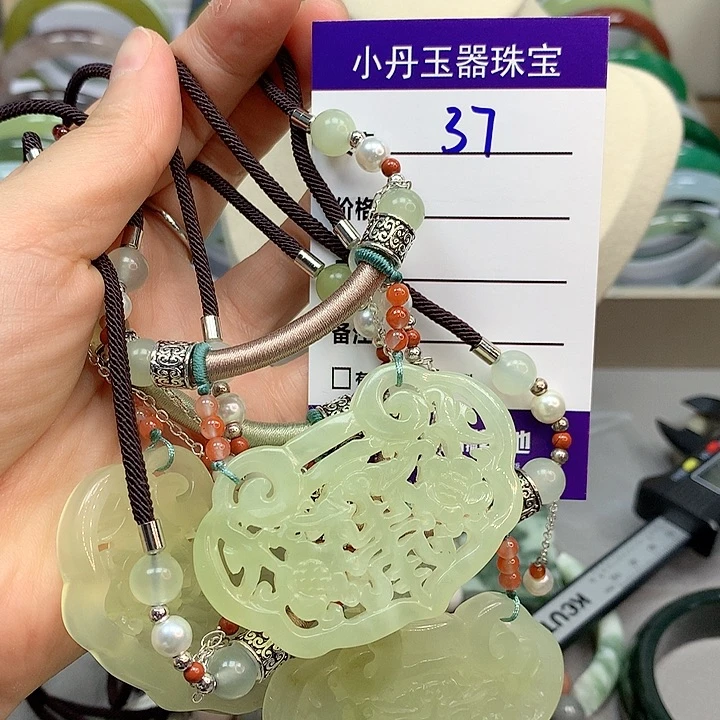 未镶嵌蛇纹石玉手镯多样性随机发其中之一