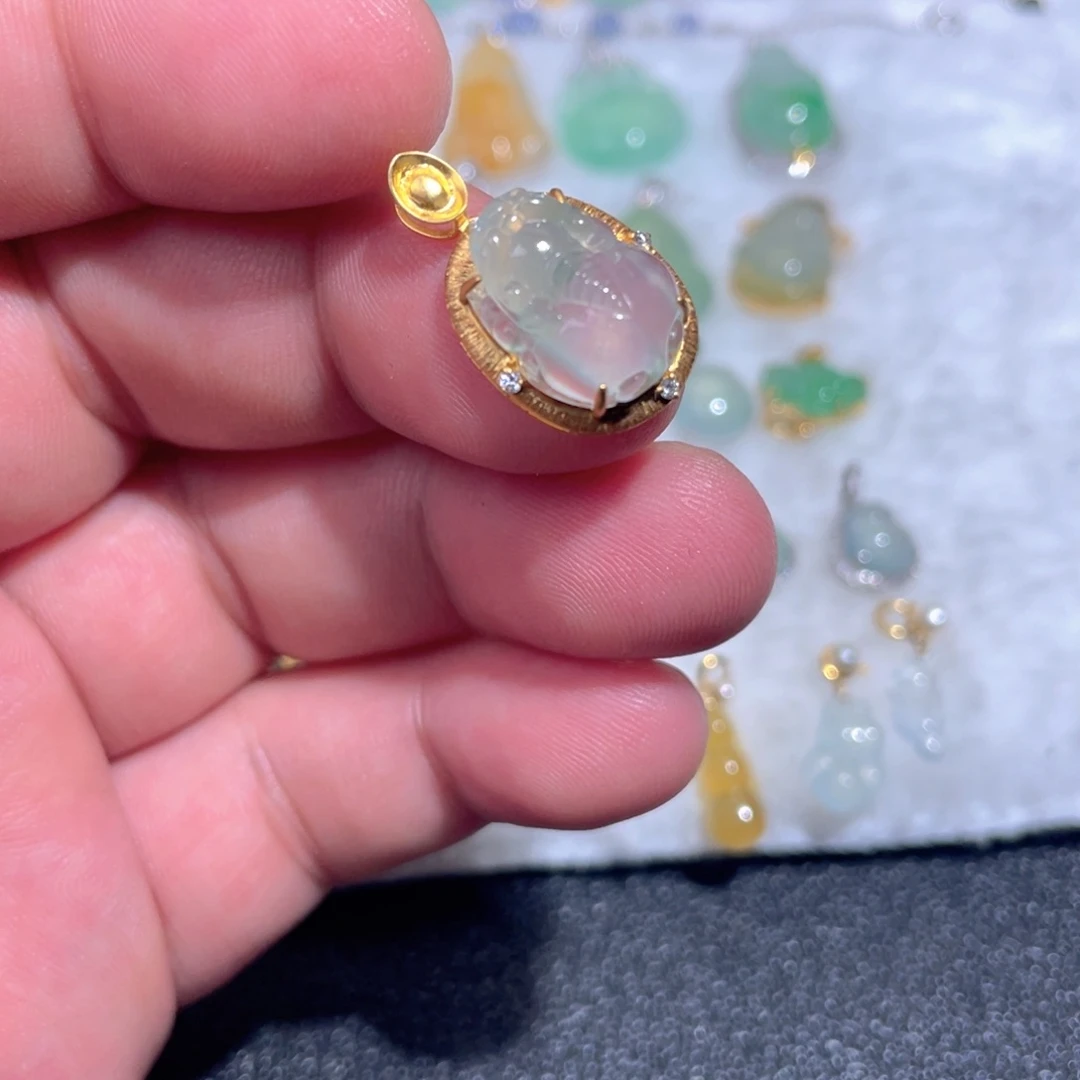 翡翠18K金镶嵌颈饰