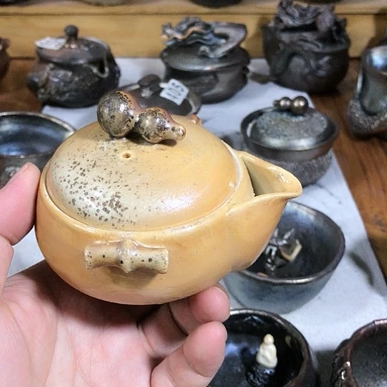 瓷片微瑕的宝瓶的