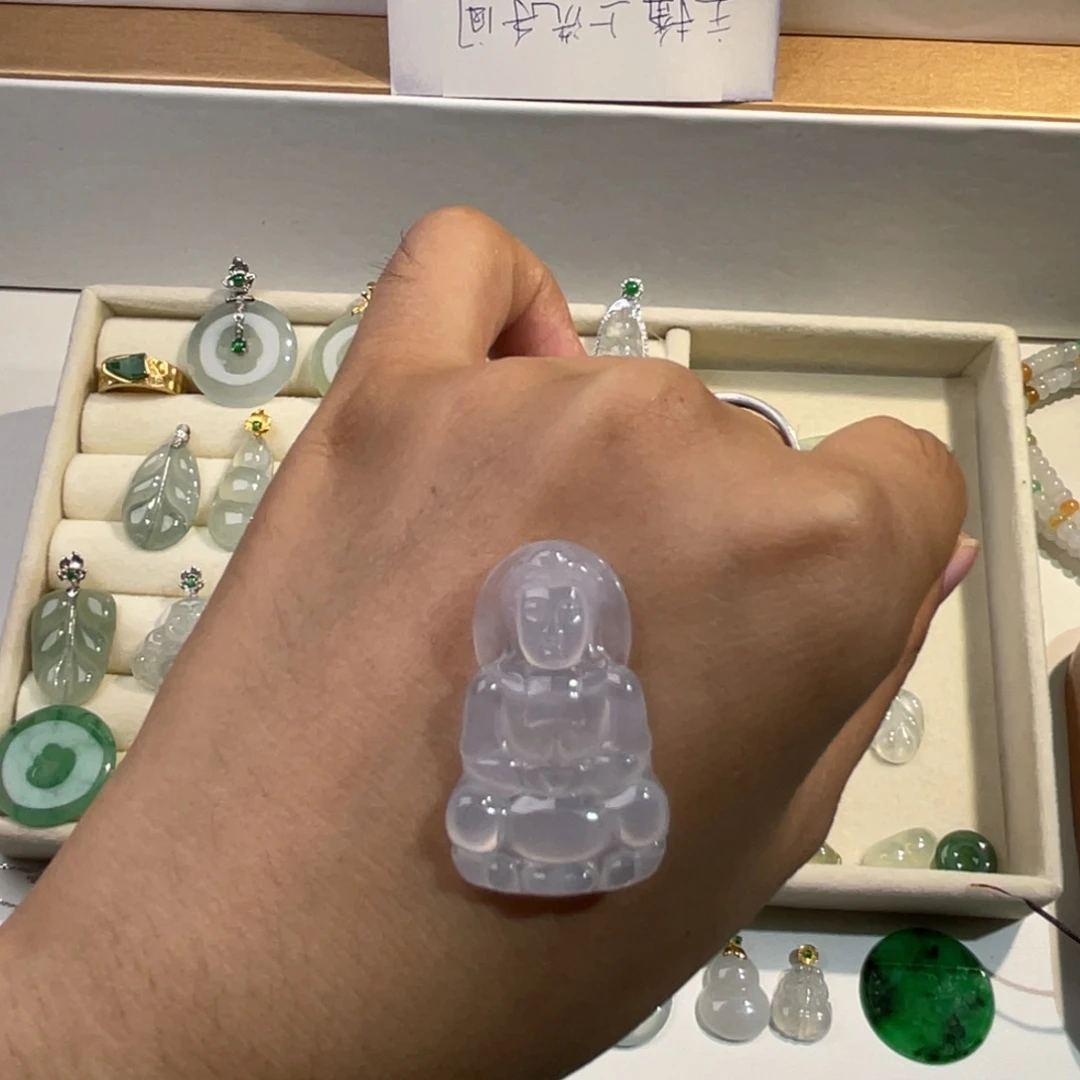 翡翠18K金镶嵌颈饰观音