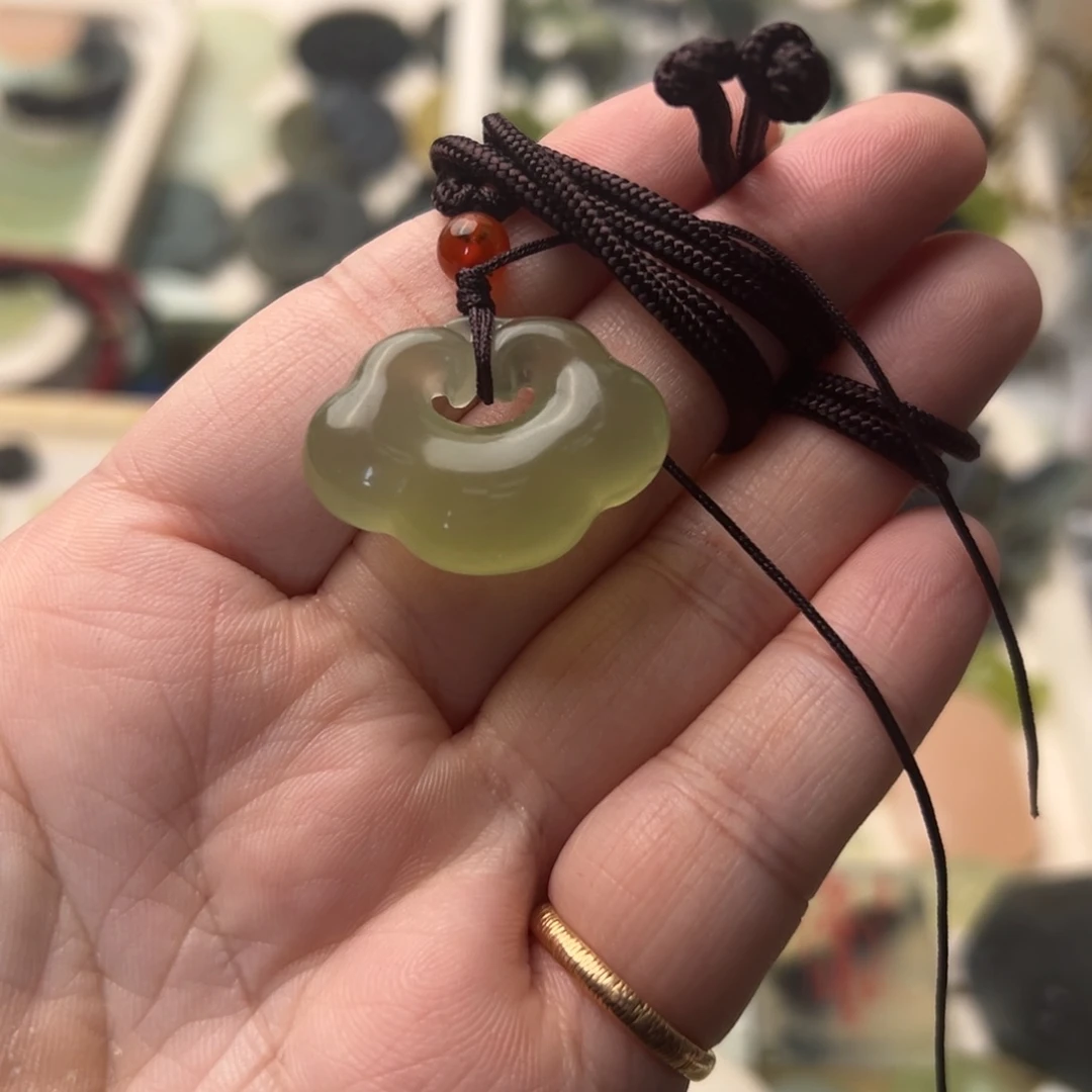蛇纹石玉颈饰合金