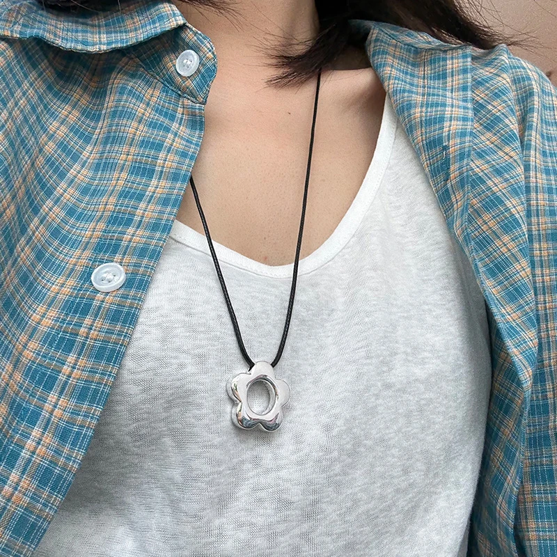 吊坠925银 925纯银花朵黑绳项链女简约轻奢时髦个性长短自由调节