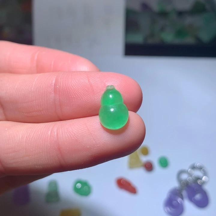 小***毛翡翠未镶嵌颈饰挂件