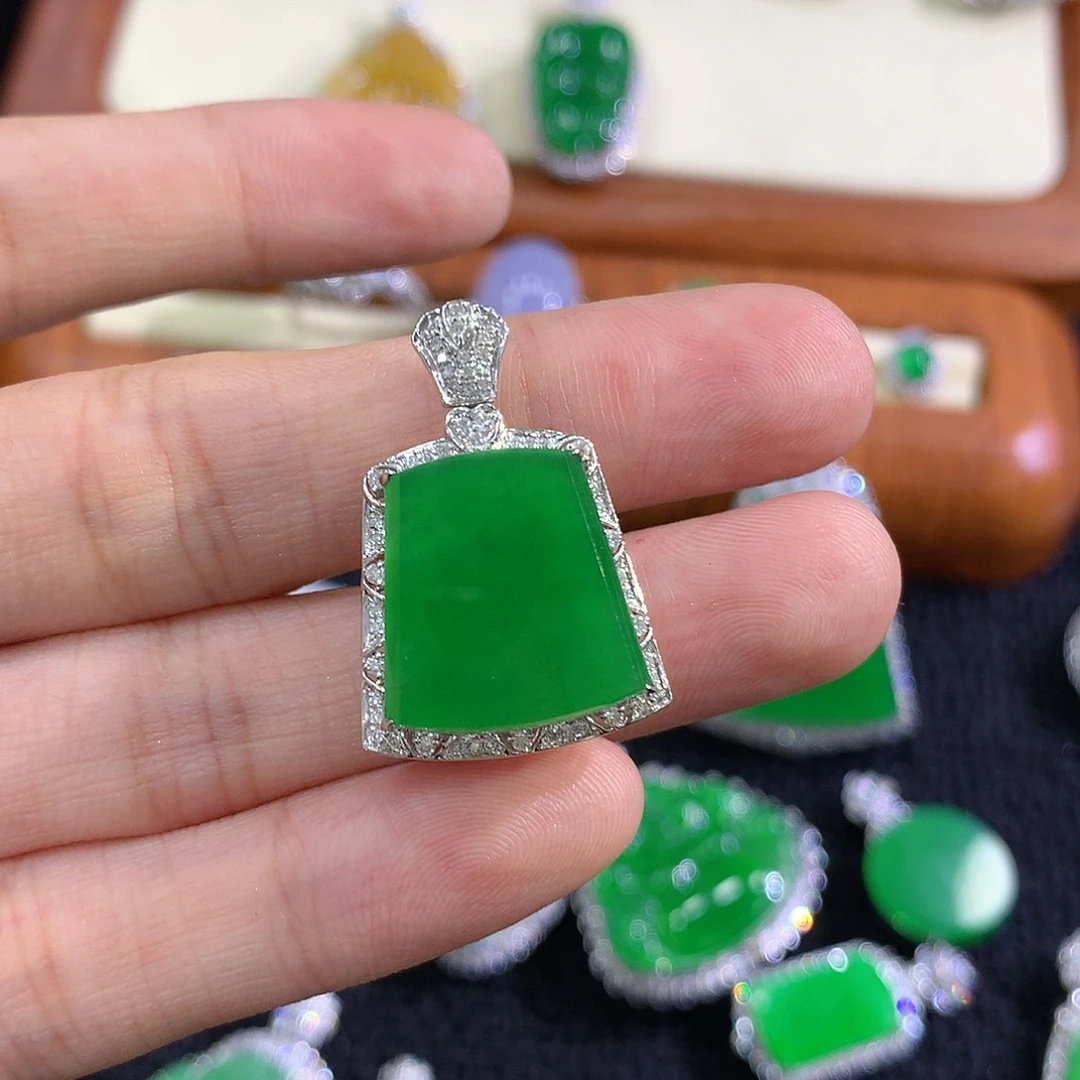 【闪购商品】翡翠18K金镶嵌吊坠(不含链)魔****纲无事牌