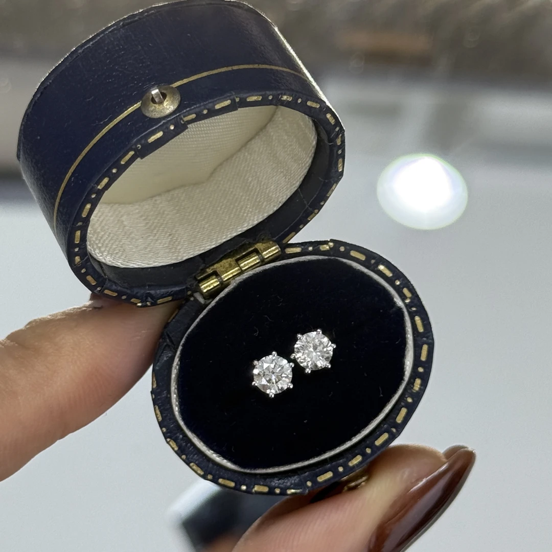 18k金钻石一对60分螺旋耳钉