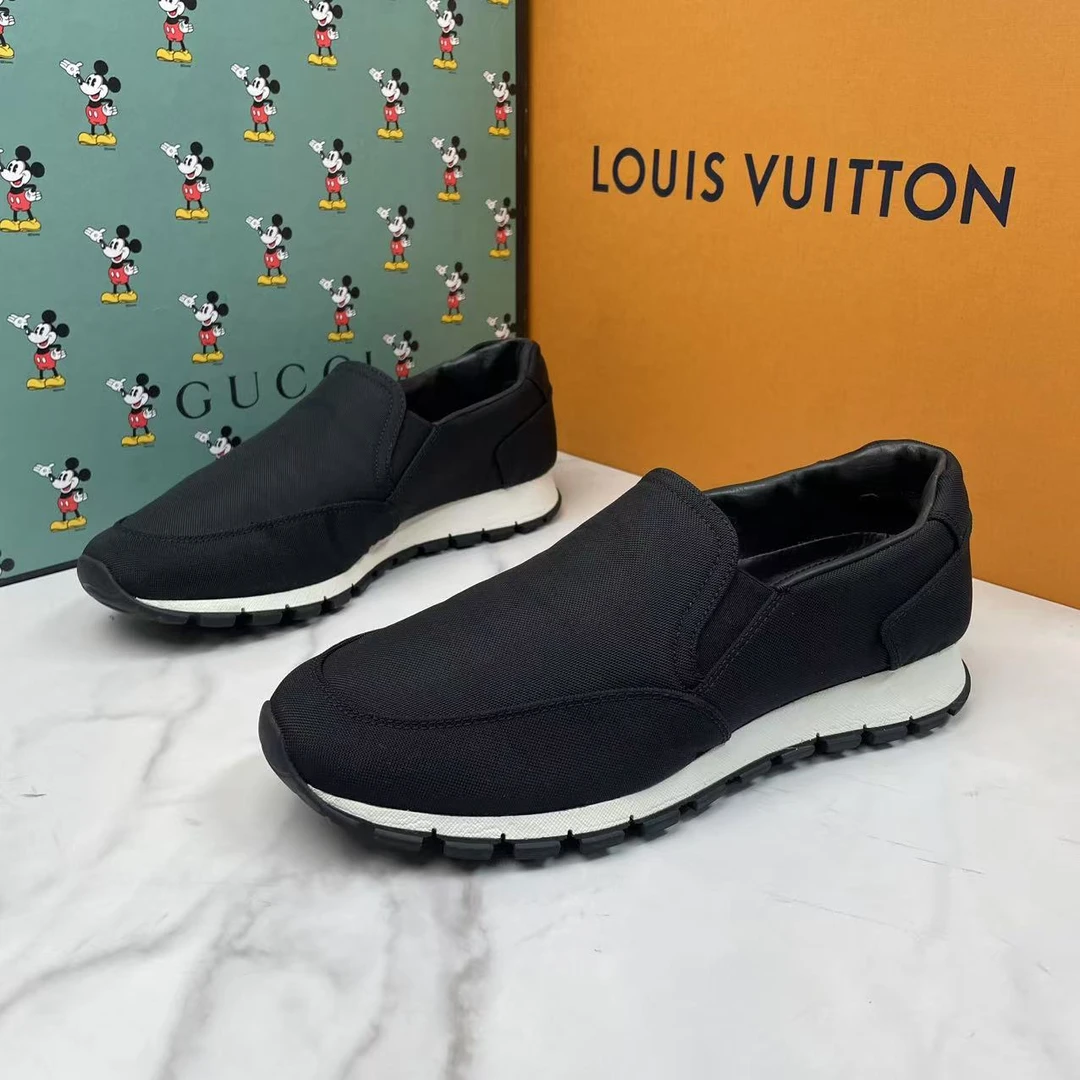 95新 Prada/普拉达 黑色帆布潮流百搭舒适运动透气一脚蹬/41码