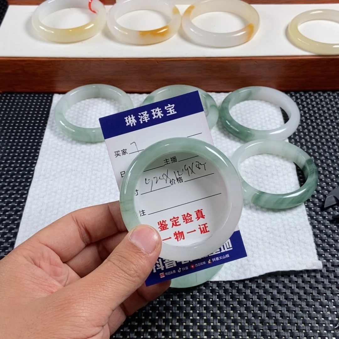 Ö***椰石英质玉未镶嵌手镯7