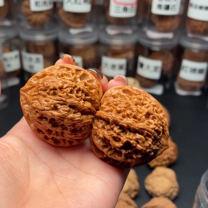 文玩核桃吊坠皇家正圆狮子头42