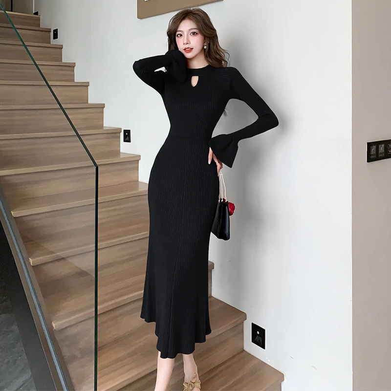 针织连衣裙裙子女秋冬新款名媛气质喇叭袖修身半高领镂空打底长裙