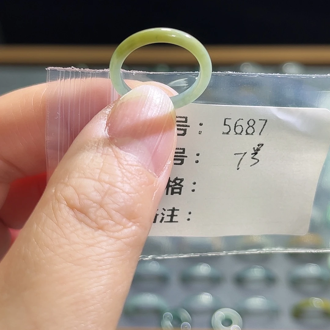 翡翠未镶嵌戒指5787。
