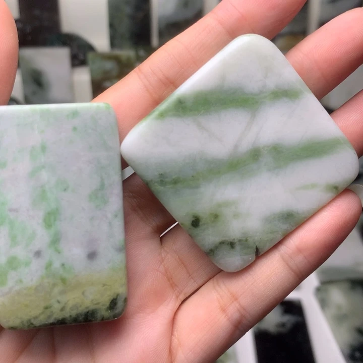 L***n独山玉未镶嵌颈饰