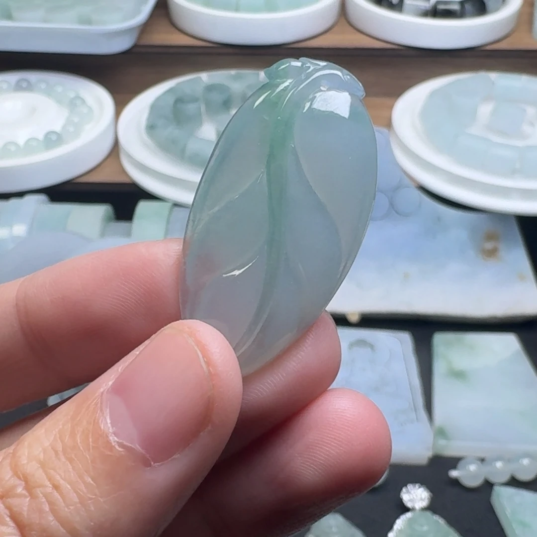 辛***吉翡翠未镶嵌颈饰叶子
