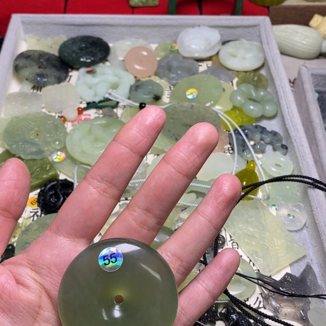 蛇纹石玉颈饰未镶嵌