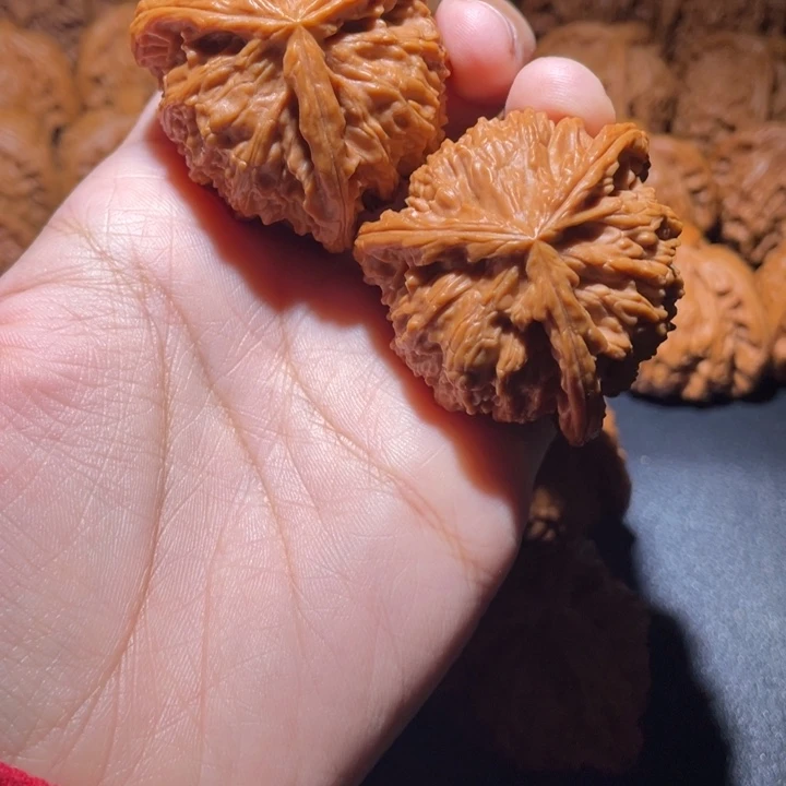 詹***得吊坠桃核小妹三棱