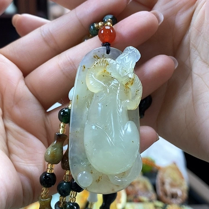 蛇纹石玉未镶嵌颈饰