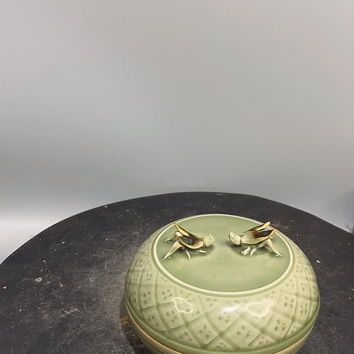 龙泉窑粉盒造型精美