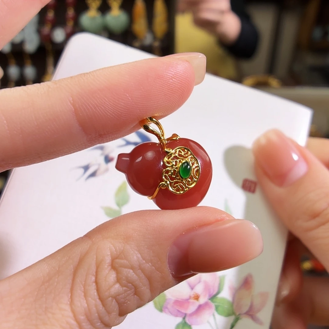 颈饰18K金镶嵌南红玛瑙