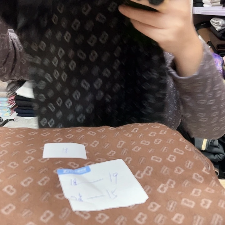 黑色巴宝利织花奥羊绒一米