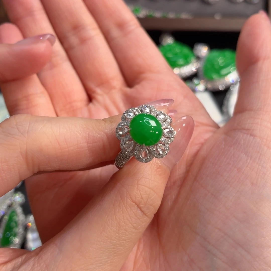 翡翠18K金镶嵌颈饰蛋面