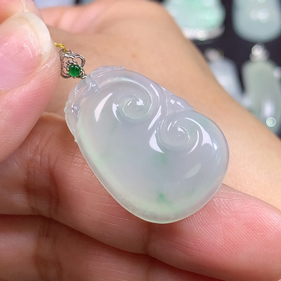 翡翠18K金镶嵌颈饰如意