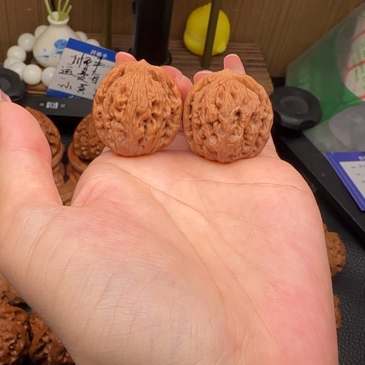 文玩核桃吊坠虎头