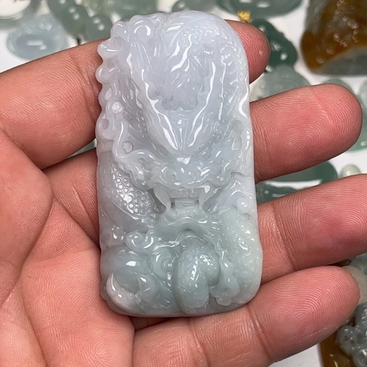 翡翠未镶嵌颈饰龙