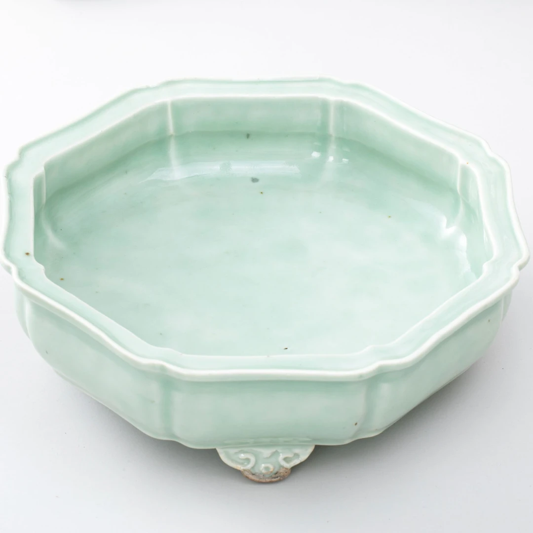 【拍卖】9、豆青釉四如意足折沿葵口盆