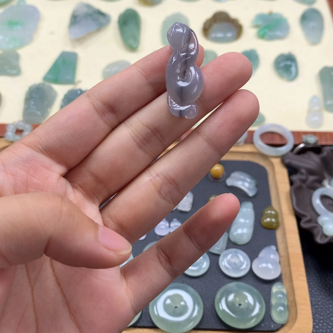 翡翠未镶嵌颈饰蛇