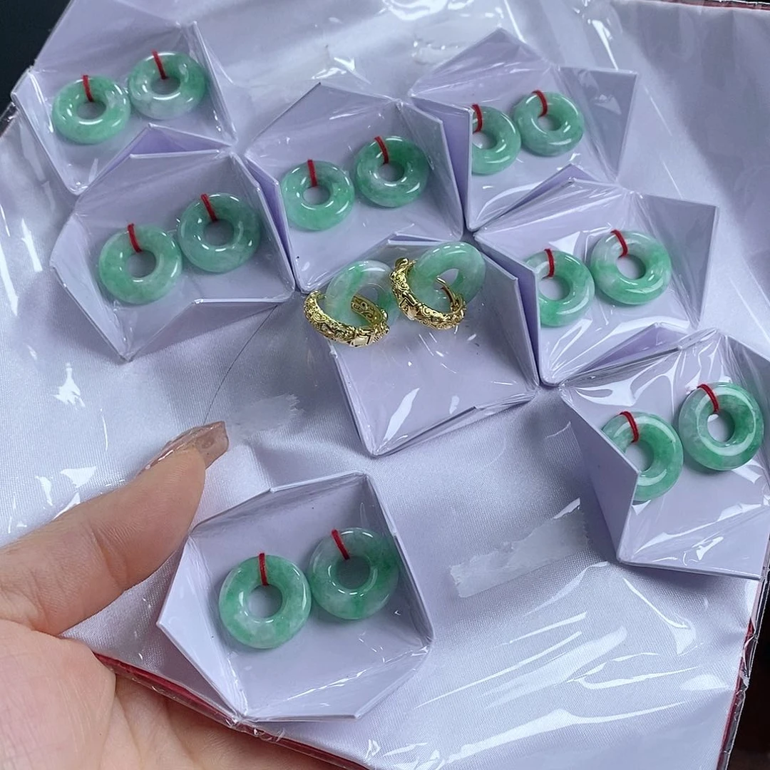 翡翠耳饰未镶嵌多样发其一