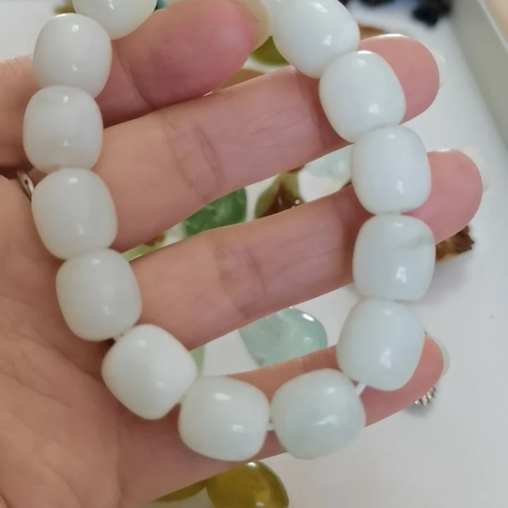 未镶嵌蛇纹石玉吊坠