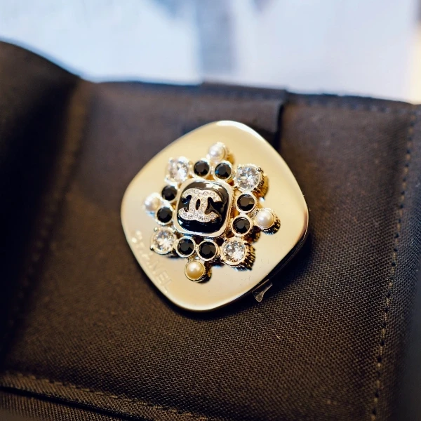 未使用 Chanel/香奈儿 【念念】23K 水钻双C徽章镜面 胸针