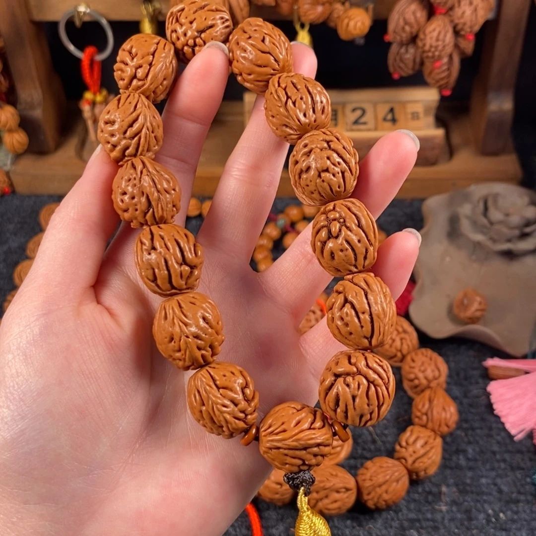 吊坠桃核桃枭手持