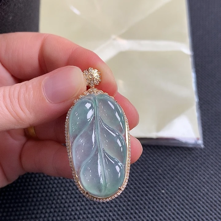 傣***饰翡翠18K金镶嵌颈饰