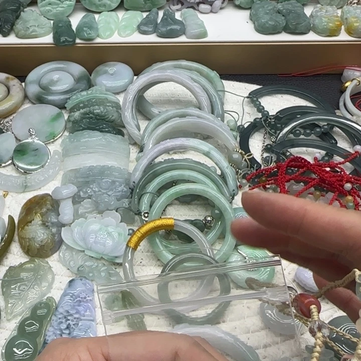 饺***莲翡翠未镶嵌手链差价