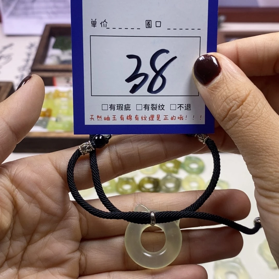 蛇纹石玉颈饰未镶嵌汪***?