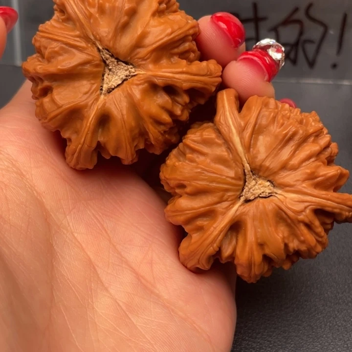 曹***岩文玩核桃吊坠白狮子