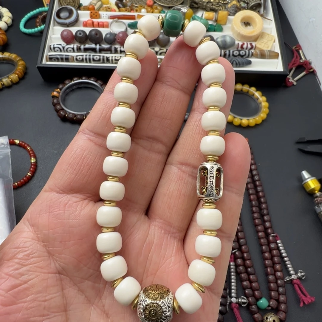 泥塑藏区鹿手持。