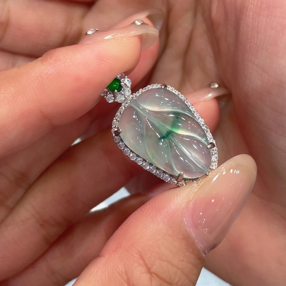 颈饰银S925镶嵌翡翠云***甜吊坠