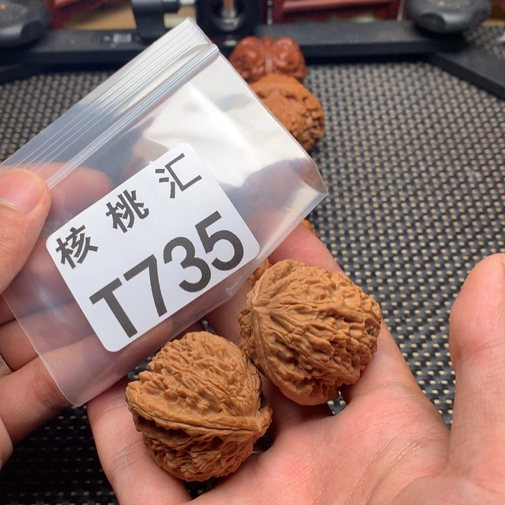 文玩核桃吊坠白狮子