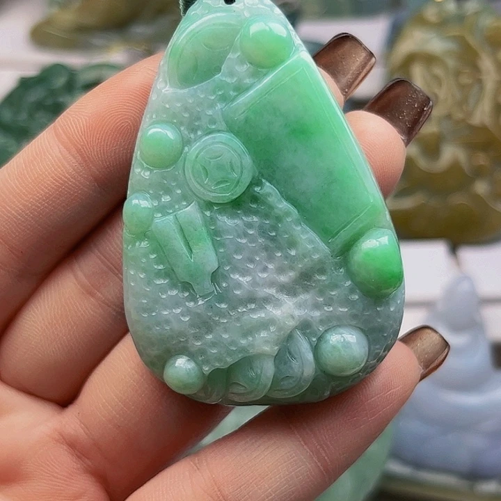 翡翠未镶嵌颈饰挂件