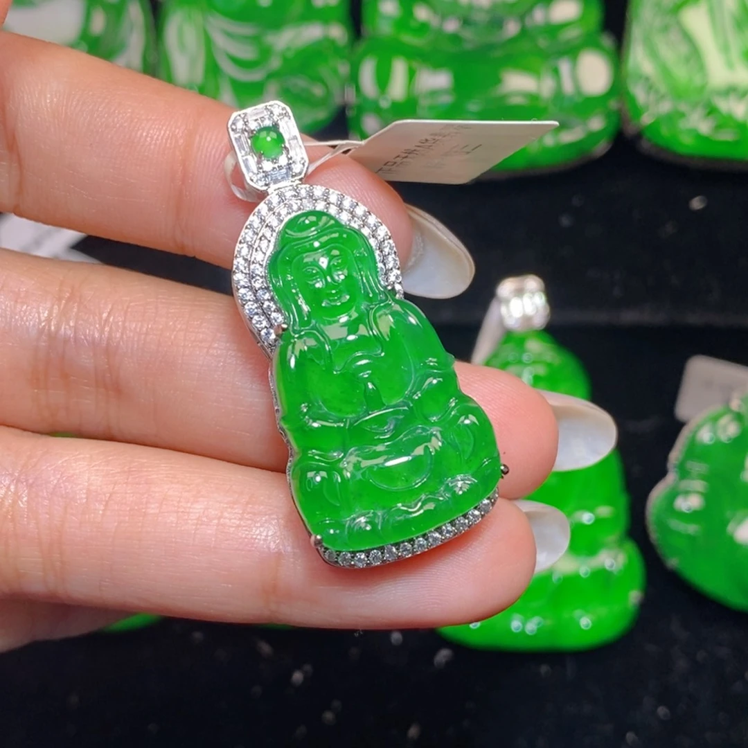 翡翠未镶嵌颈饰588889。    888888