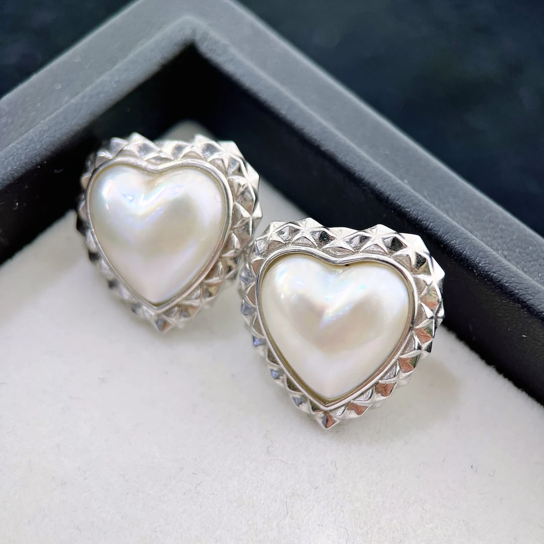 天然炫白爱心马贝设计款耳钉 S925银 13-14MM R196