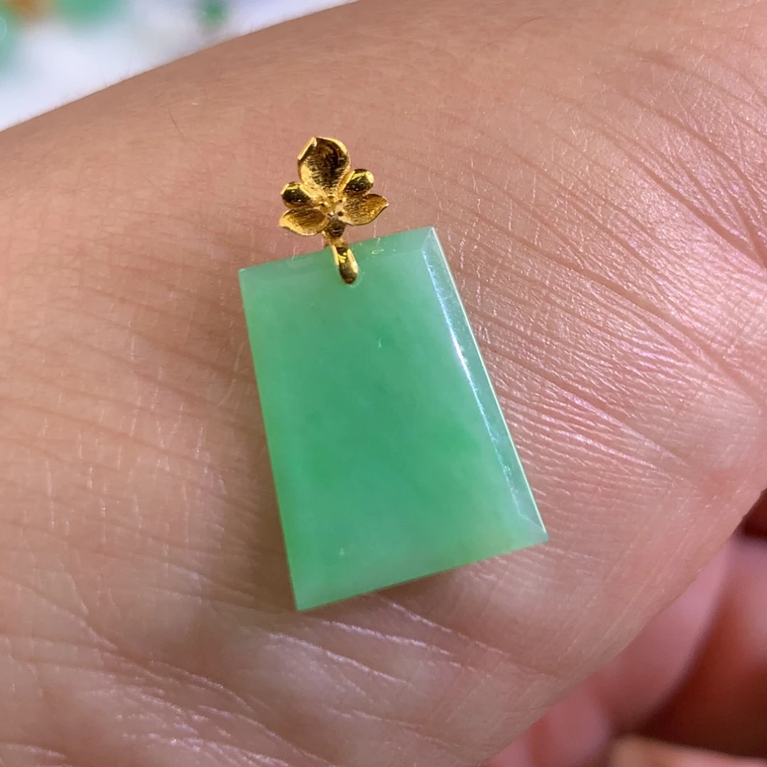 翡翠18K金镶嵌颈饰翡翠