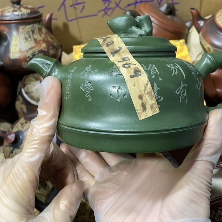 紫砂茶壶原矿泥料，手工制作一把紫砂壶。